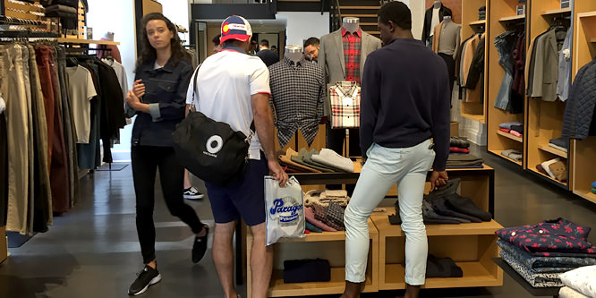 How can sales associates successfully juggle customers?